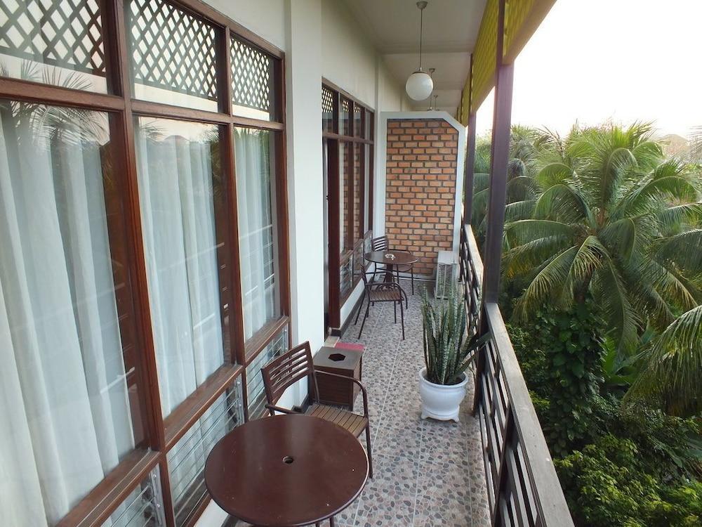 Mesra Business & Resort Hotel Samarinda Esterno foto