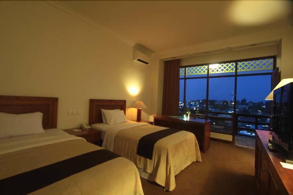 Mesra Business & Resort Hotel Samarinda Esterno foto