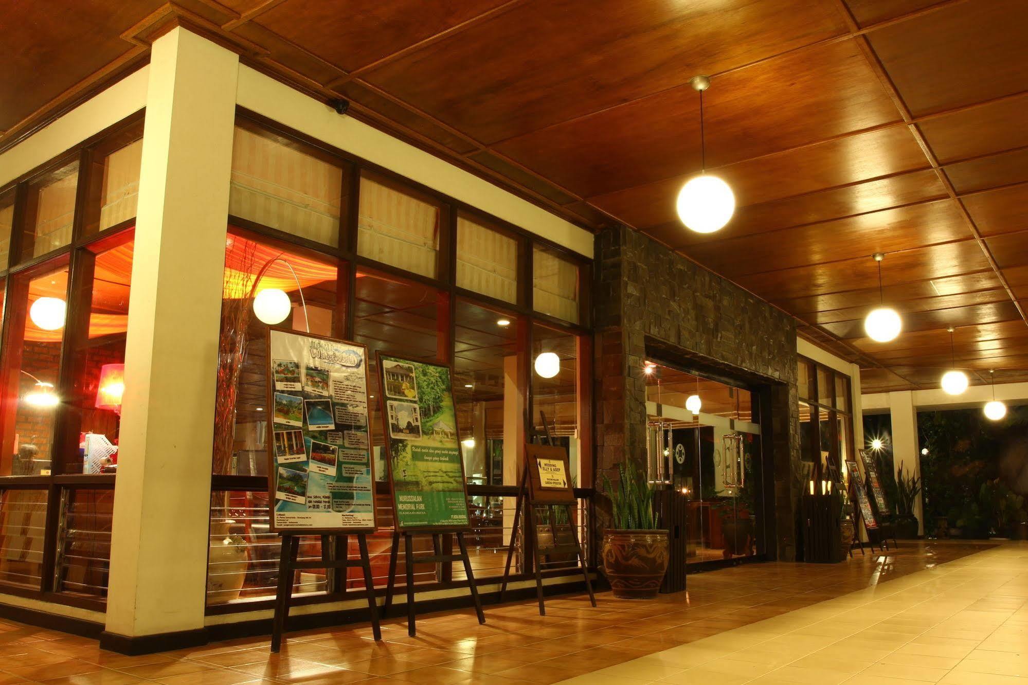 Mesra Business & Resort Hotel Samarinda Esterno foto