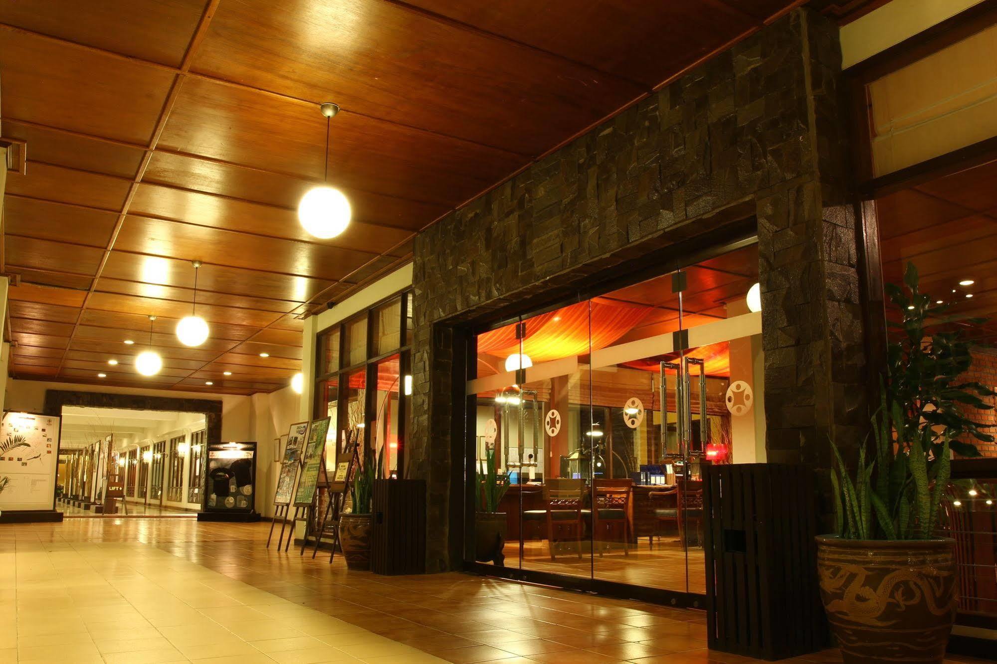 Mesra Business & Resort Hotel Samarinda Esterno foto