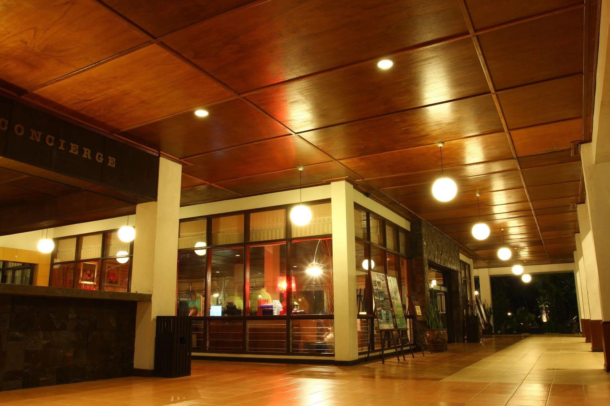 Mesra Business & Resort Hotel Samarinda Esterno foto