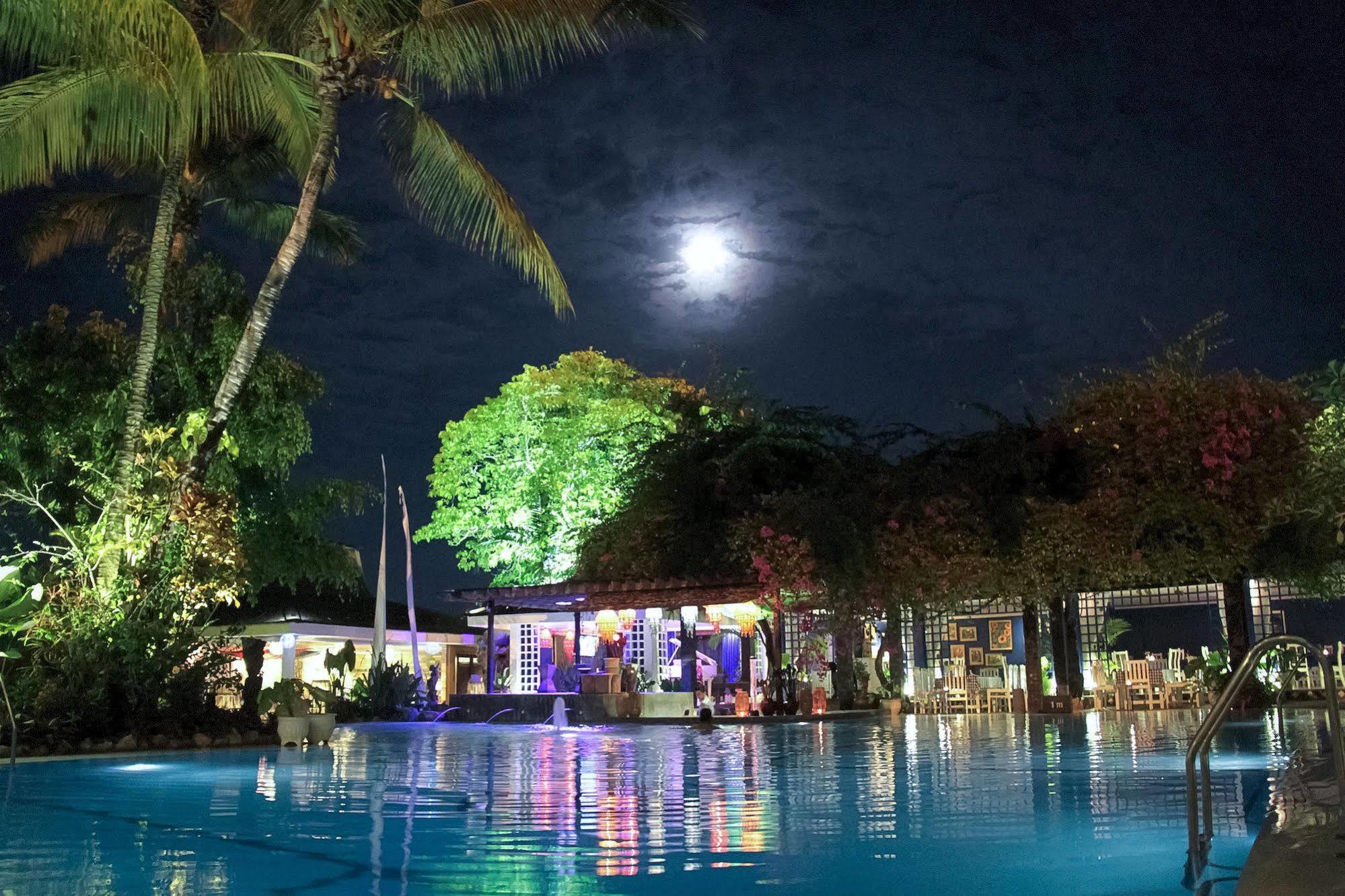 Mesra Business & Resort Hotel Samarinda Esterno foto
